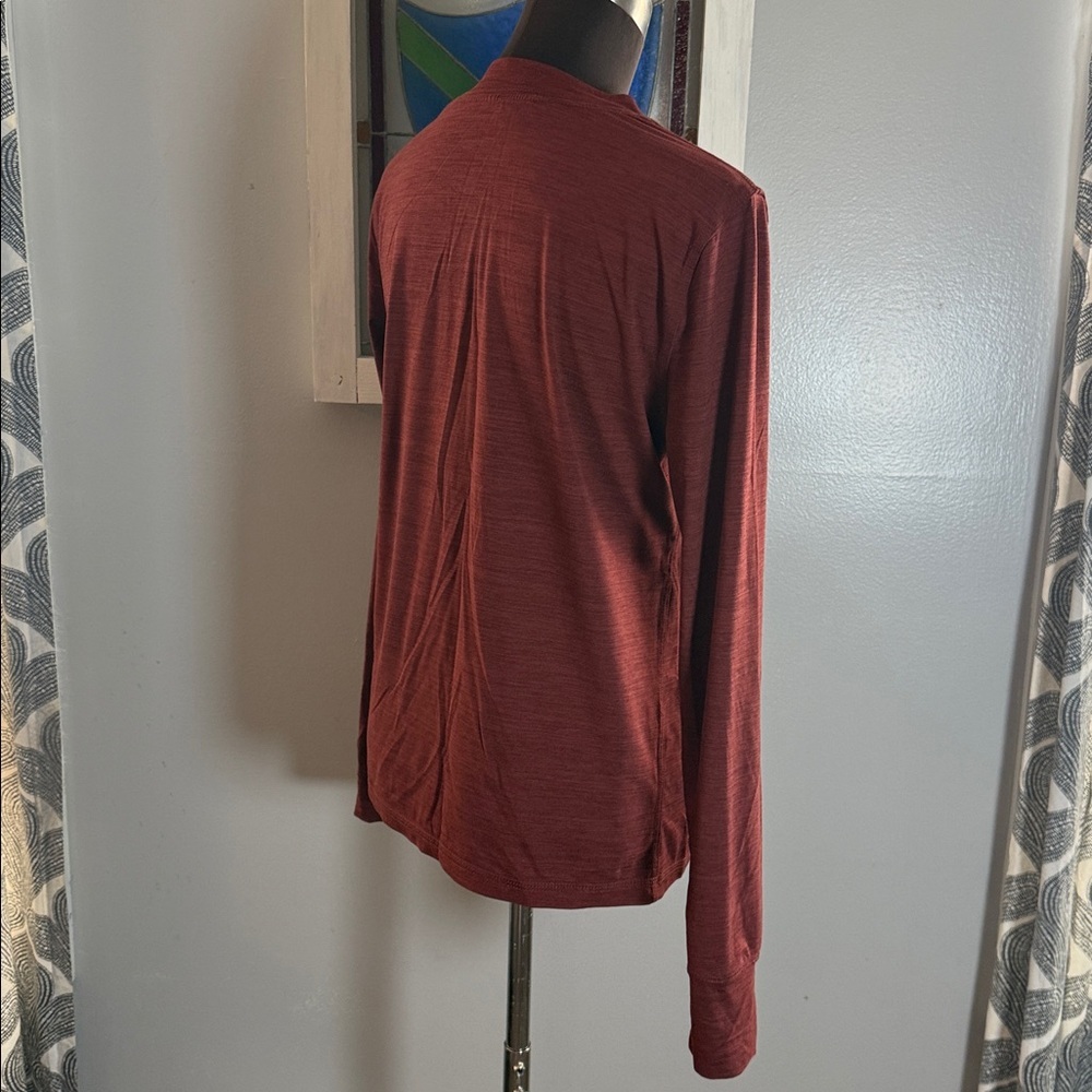 Vuori men’s long-sleeve Lux performance tee in a brick heather red SZ Medium - Picture 7 of 8